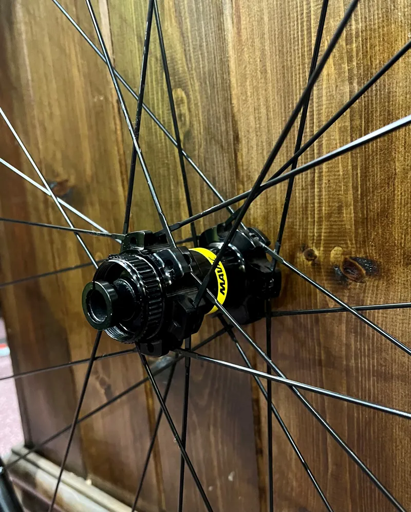 Mavic Aksium front disc wheel CL 100x12mm inc. Continental